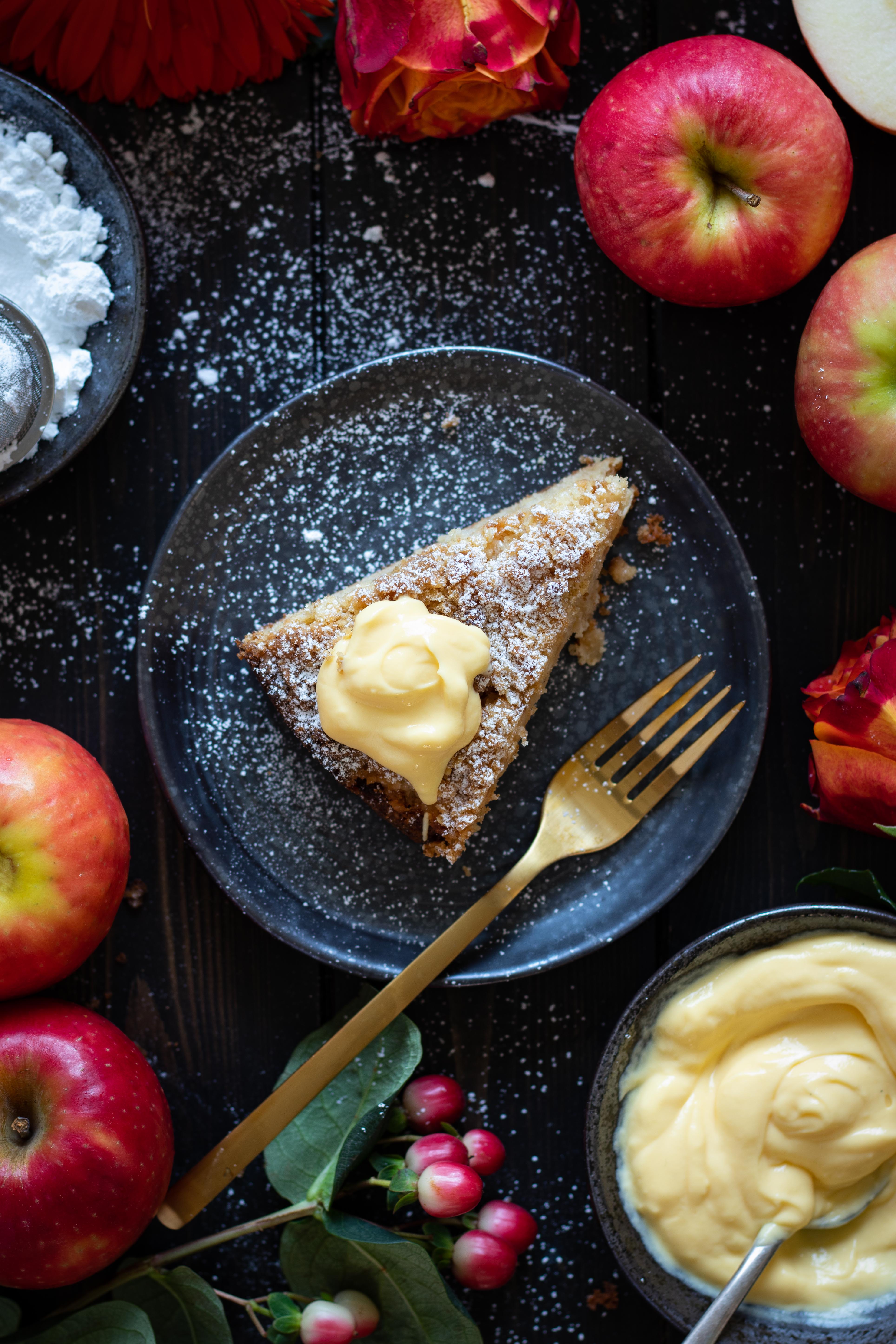 Apple Crumble cake with whiskey custard 