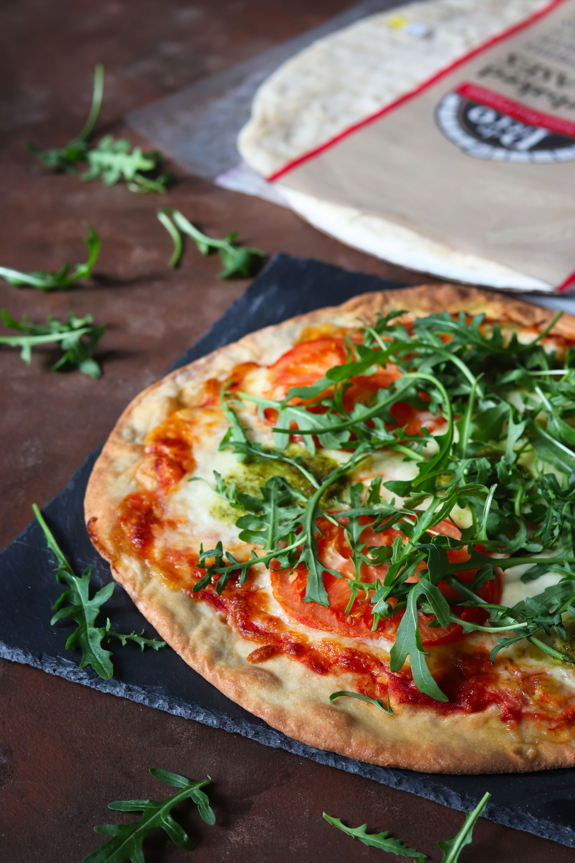 tomato mozzarella and basil pesto pizza