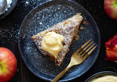 Apple Crumble cake with whiskey custard 